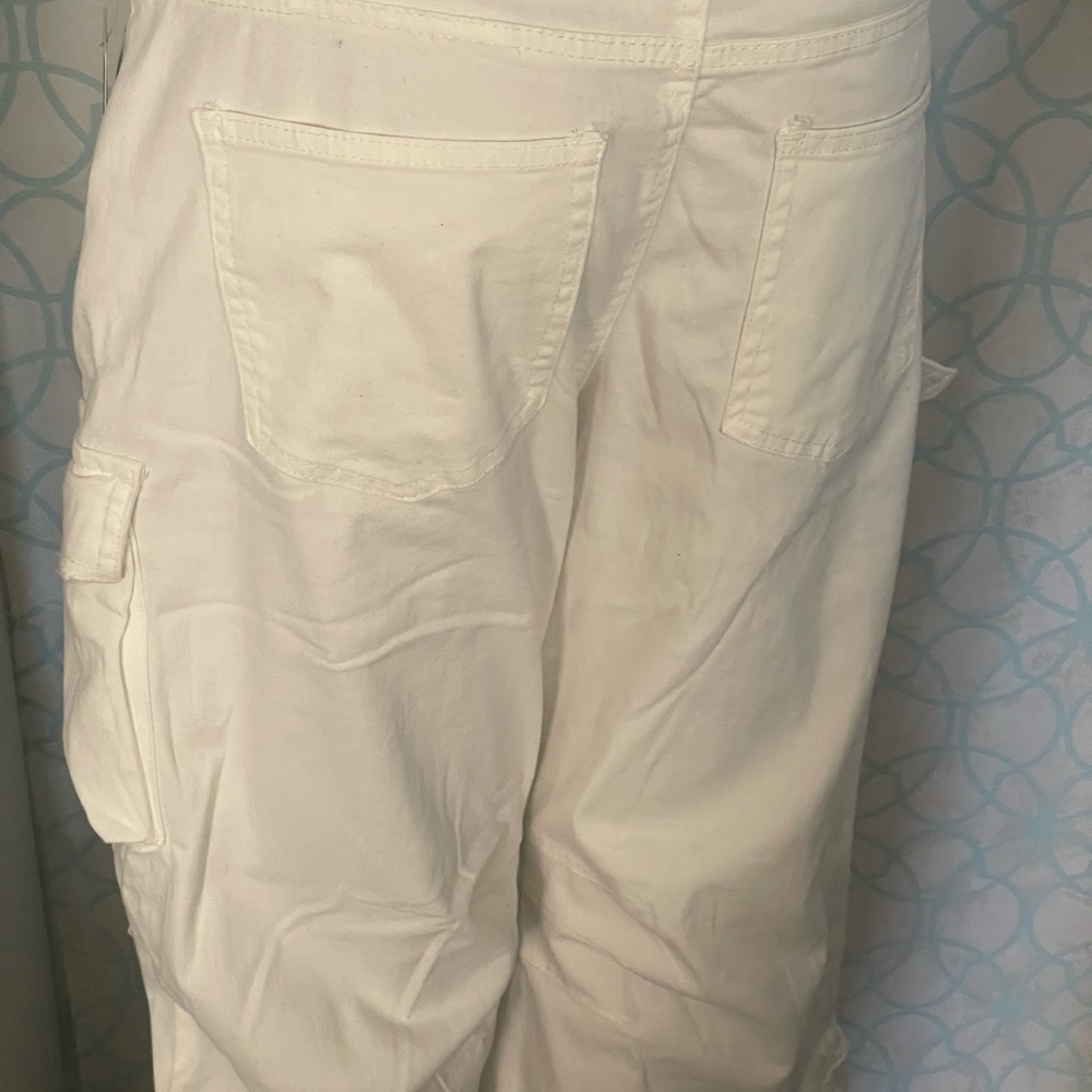 NWT Forever 21 White High Rise Jeans
Size medium - Picture 7 of 9